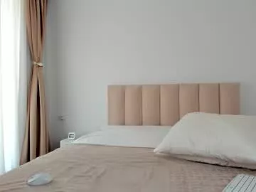 Freechat saradiamond01 on Chaturbate