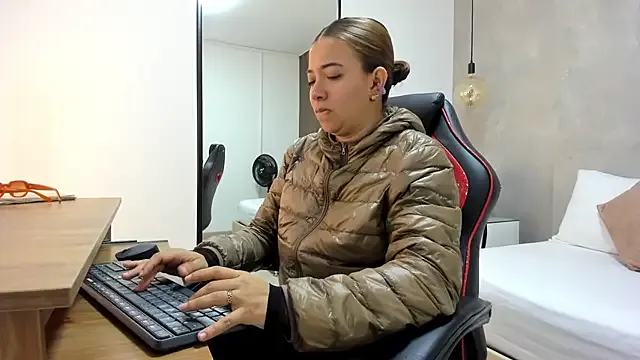 alma_fenix — Queen allow me to worship you