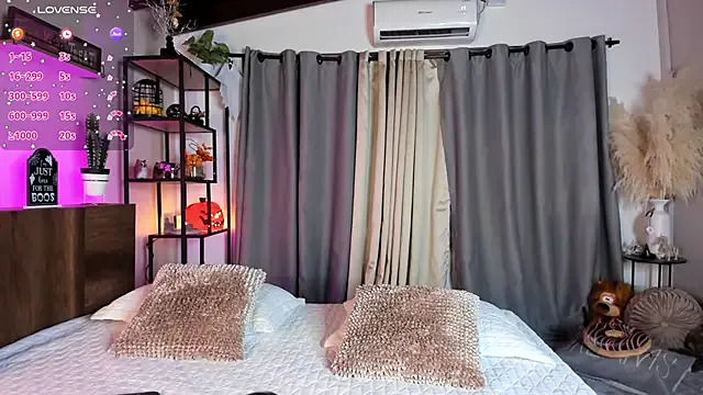 amber_maxwell — WIDE OPEN LEGS + PUSSY RUB SHOW