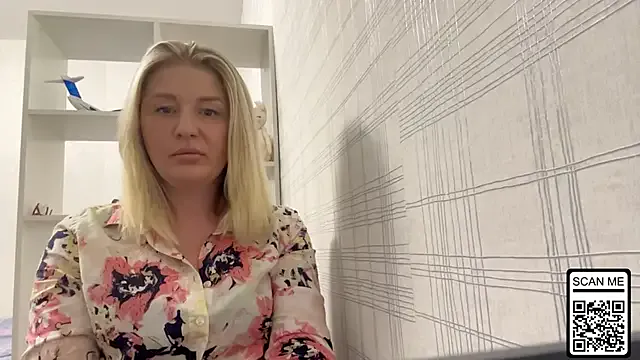 Blondie_xoxoxo — wiggle tease