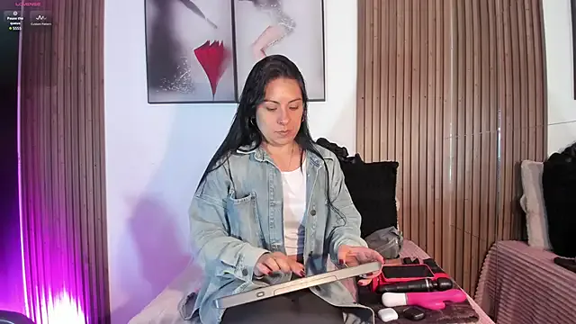 Ella_Rousse on StripChat 