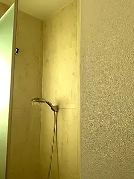 GoldenPussy1329 on StripChat