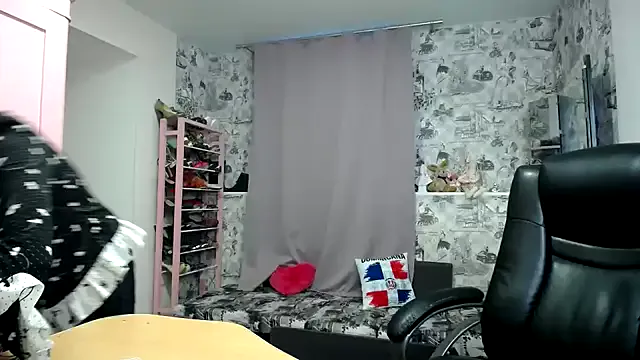 Helen1974 on StripChat