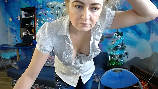 Helen1974 on StripChat