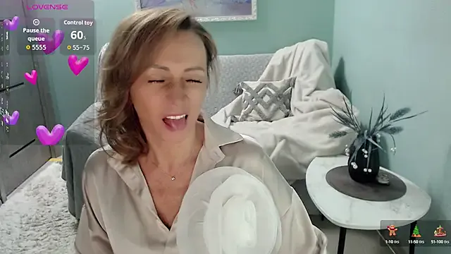 HornyMilf_777 — Air kiss