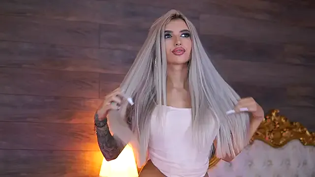 Juicy_Jessye — Boobies out and lets oil them