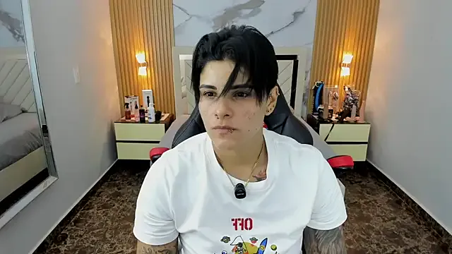 KAROLLJONES1 on StripChat