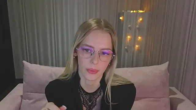 kittie_like18 on StripChat