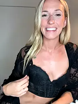 lola_tentatiion on StripChat 