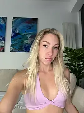 LuisaBecker — Topless 