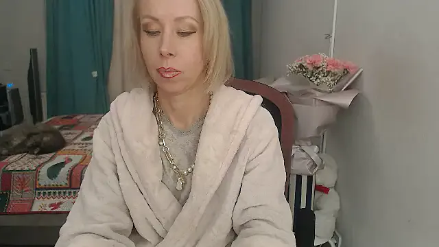 LuxuryNika on StripChat 