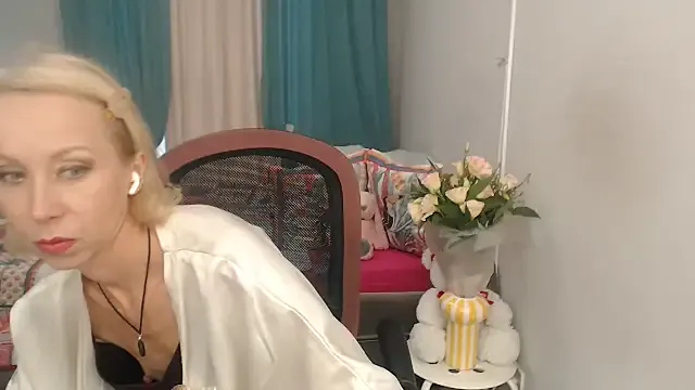 LuxuryNika on StripChat 