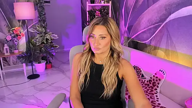 SarahAlluring on StripChat 