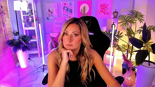 SarahAlluring on StripChat 
