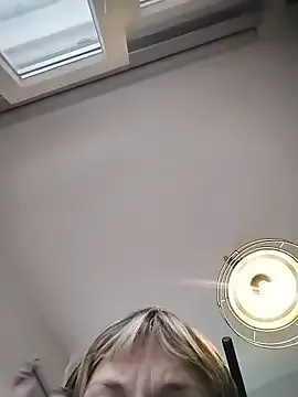 sarahpearlx on StripChat 