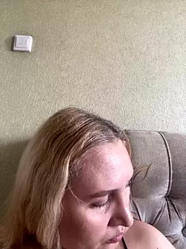 Freechat YourBlondee on StripChat