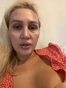 Freechat YourBlondee on StripChat
