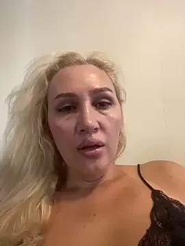 Freechat YourBlondee on StripChat