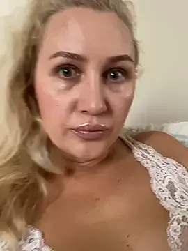 Freechat YourBlondee on StripChat