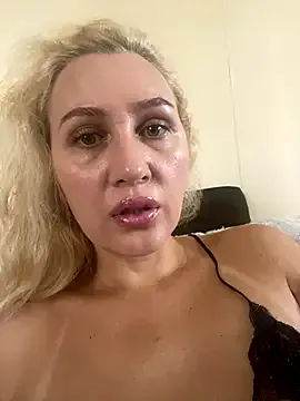 Freechat YourBlondee on StripChat